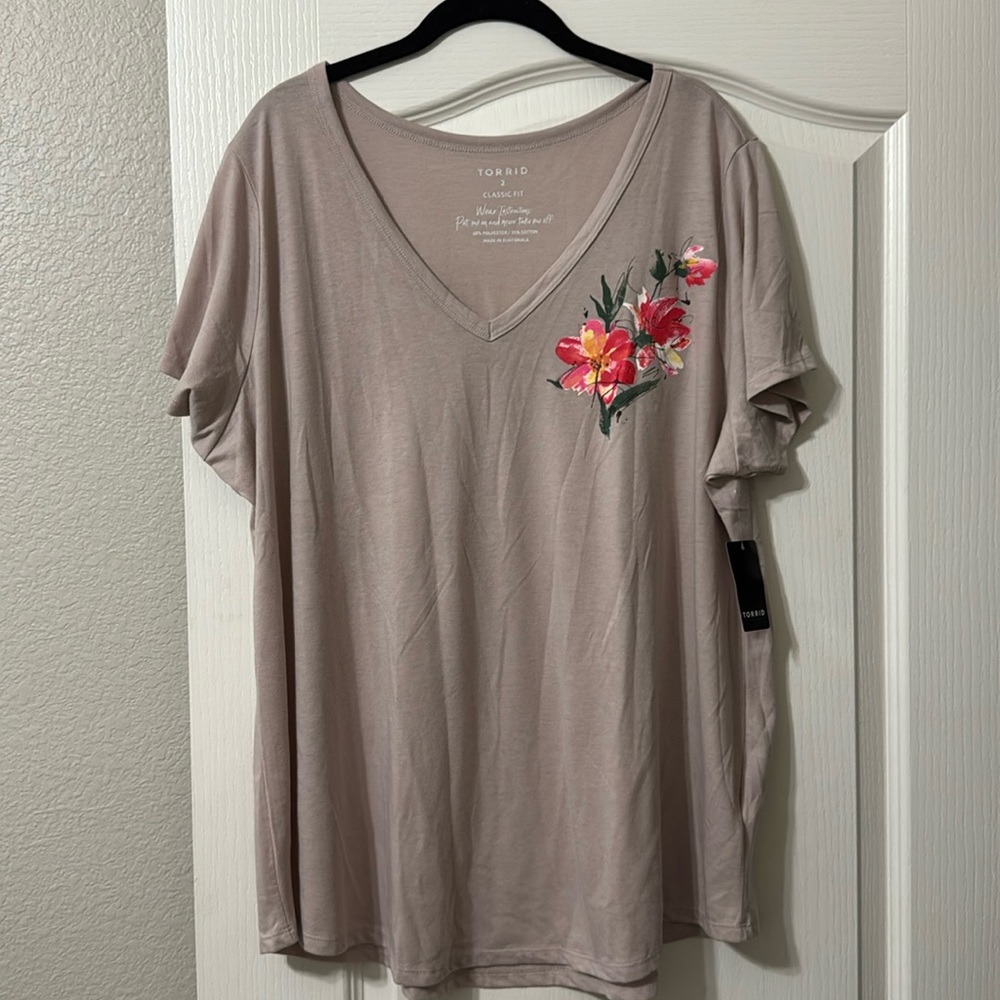 Torrid floral signature v neck tshirt 2X NWT